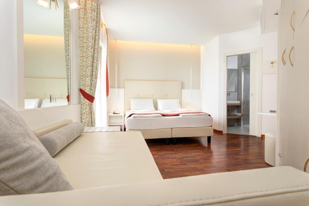 Hotel Cavalieri Palace & Suites Лидо ди Йезоло Екстериор снимка