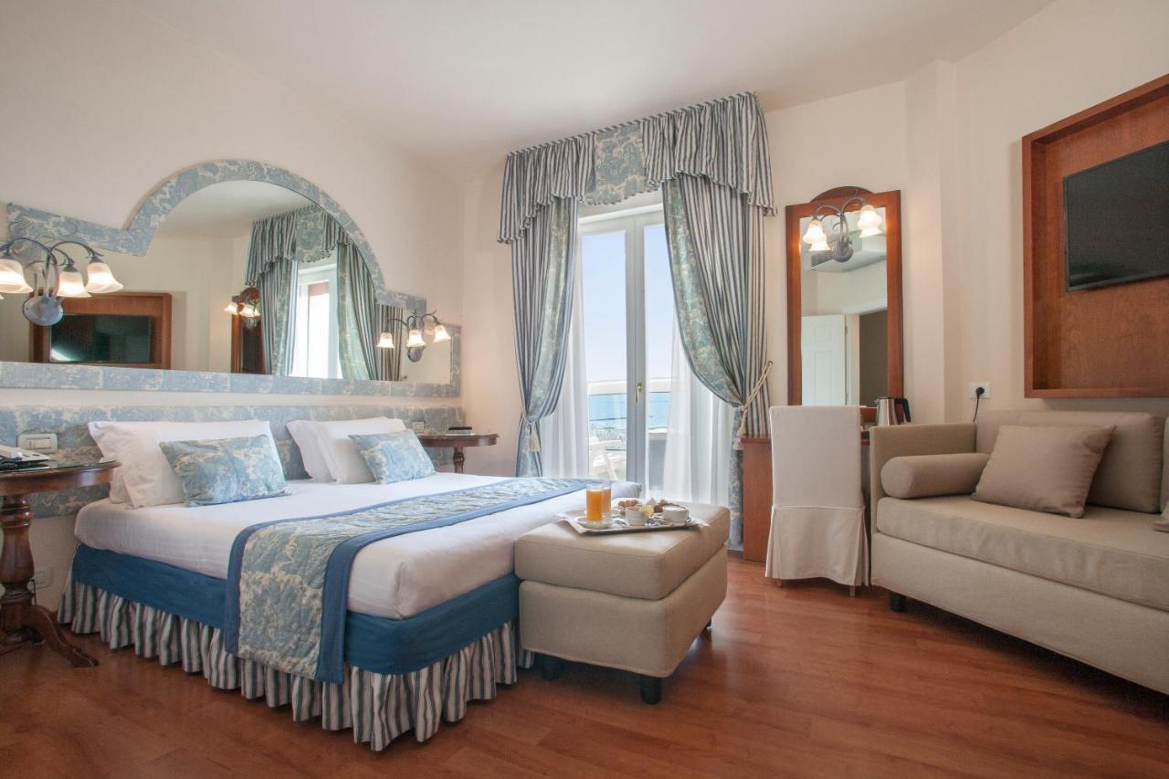 Hotel Cavalieri Palace & Suites Лидо ди Йезоло Екстериор снимка