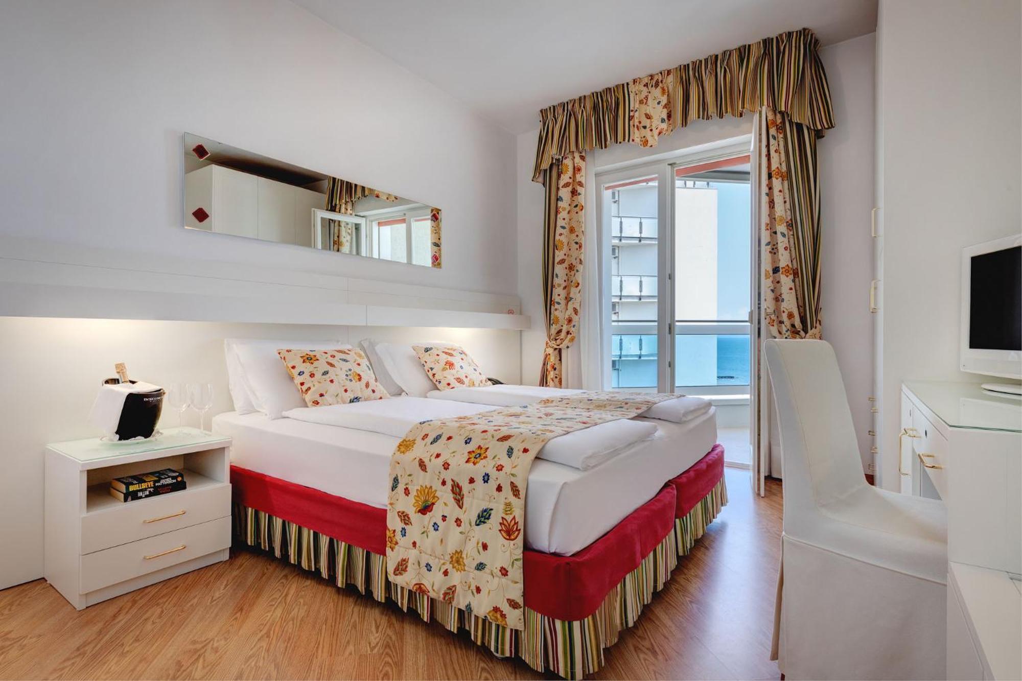 Hotel Cavalieri Palace & Suites Лидо ди Йезоло Екстериор снимка