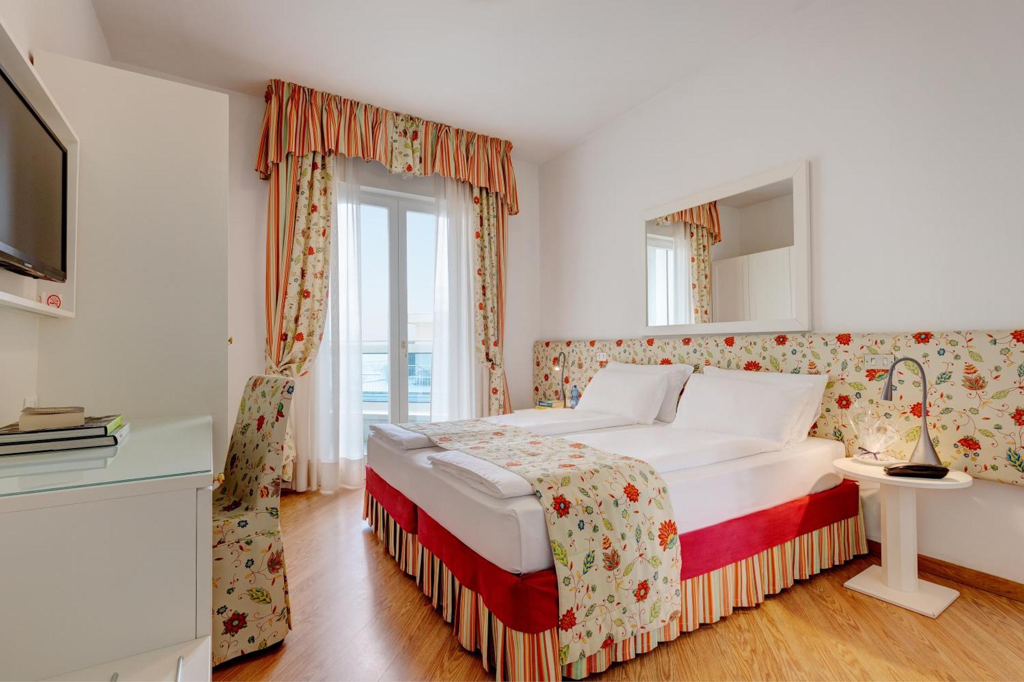 Hotel Cavalieri Palace & Suites Лидо ди Йезоло Екстериор снимка
