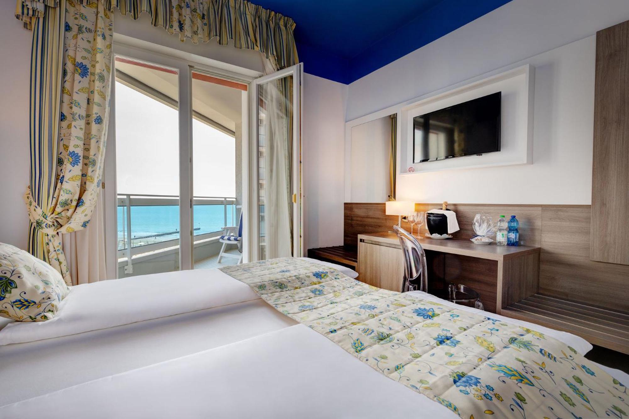 Hotel Cavalieri Palace & Suites Лидо ди Йезоло Екстериор снимка