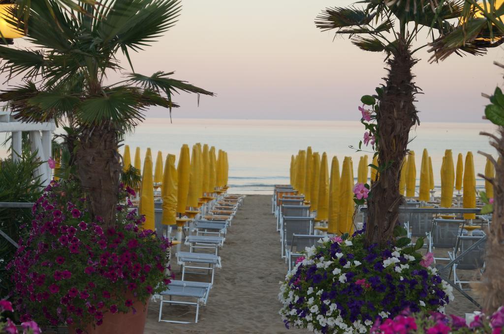 Hotel Cavalieri Palace & Suites Лидо ди Йезоло Екстериор снимка